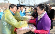 [포토]남광주JC, 광주시 남구에 연탄과 의약품 후원