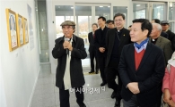 [포토]윤장현 광주시장, 김옥수 신부 초대 작품전 참석