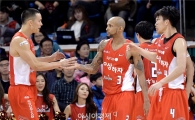 [포토]동료들과 하이파이브하는 스펜서