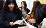 [포토]수능 성적표 받는 수험생들