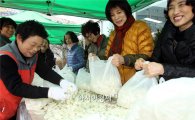 [포토]광주시북구 일곡동, 사랑의 떡국떡 판매