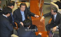 [포토]야당 기다리는 김무성 대표