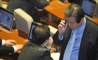 [포토]통화하는 김무성 대표
