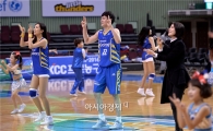 [포토]이동엽, '치어리더와 함께 빅토리 댄스'