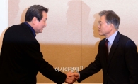 [포토]인사 나누는 문재인-김무성