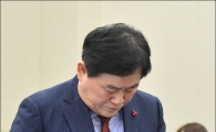 [포토]옷 맵시 만지는 최경환 부총리