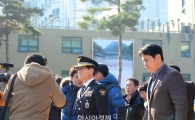 [포토]관음전 앞 지나가는 구은수 서울경찰청장 