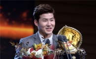 [포토]박민우, '오늘 대리수상하느라 바빠요'