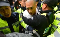 [포토]끌려나가는 조계종 스님 