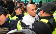 [포토]경찰과 충돌 중 끌려나가는 스님 