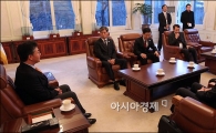 [포토]홍용표 장관, 남북회담대표단 격려