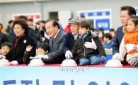 [포토]윤장현 광주시장, 시청 야외스케이트장 개장식 참석