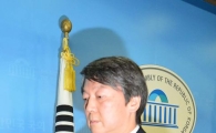[포토]굳은 표정으로 나가는 안철수 의원 
