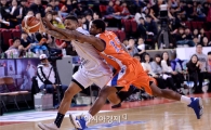 [포토]에밋-포웰, '어제의 동지, 오늘의 적'