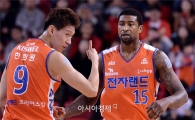 [포토]한희원, '역시 포웰 최고야'