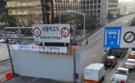 [포토]텅 빈 서울역 고가 옆 빡빡한 차량 행렬 