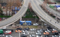 [포토]텅 빈 서울역 고가 밑 출근전쟁 