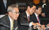 [포토]하영구 은행연합회장, '은행산업 발전 토론회' 참석