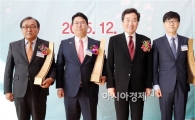 [포토]이낙연 전남지사,무역의 날 수출 탑 전수