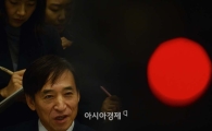 "내리기도 곤란하고 올리기도 힘들고"…한은의 딜레마