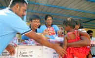 롯데제과, 폭우 피해 인도에 초코파이 긴급지원