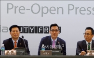 [포토]답변하는 김승연 한화 회장 막내 김동선 과장