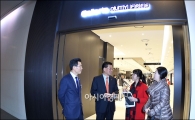 [포토]갤러리아면세점 둘러보는 황용득 대표