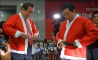 [포토]산타로 변신하는 김무성 대표