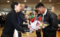 [포토]꽃다발 받는 미얀마난민