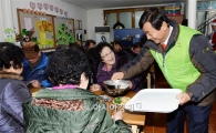 [포토]떡국 배식봉사 하는 최영호 남구청장