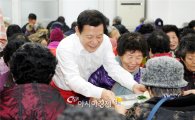 윤장현 광주시장, 어르신 130여 명에 점심 배식 봉사  