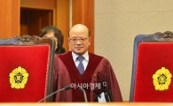 [포토]재판정 들어서는 박한철 헌법재판소장 