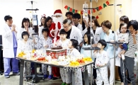 전남대병원 소아병동에 산타의사 깜짝 등장