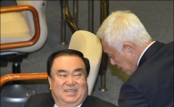 [포토]본회의장에서 만난 김한길·문희상·정세균