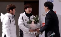 [포토]김현수에 꽃다발 전하는 박건우·허경민