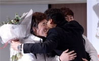[포토]허경민·박건우와 포옹하는 김현수