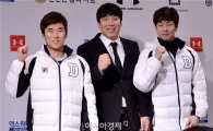 [포토]허경민·박건우, '현수형의 빅리그 도전을 응원합니다'
