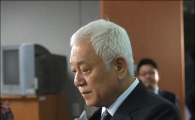 [포토]기자회견문 꺼내는 김한길 전 대표