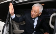 [포토]손 흔들며 떠나는 김한길 전 대표