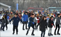 [포토]서울광장 스케이트장 찾은 시민들