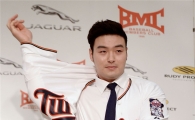[포토]미네소타 유니폼 입는 박병호