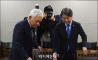 [포토]자리 권하는 김한길·안철수