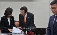 [포토]이야기 나누는 나경원·윤병세