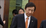 [포토]국회 외통위 출석하는 윤병세·홍용표 장관
