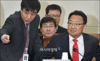 유일호, 야당 의원과 설전…"증세논의할 단계 아냐"(상보)