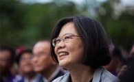 '이변은 없었다' 대만 女총통 첫 탄생…8년 만에 정권 교체