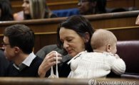 [포토] ‘의회서 아기 수유’ 스페인 여성 의원 논란 