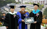 [포토] 한남대, 길산그룹 정길영 회장에 ‘명예 경영학박사’ 학위 수여