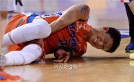 [포토]정영삼, '무릎이 너무 아파요'