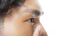 [건강을 읽다]콘택트렌즈 잘못 쓰면 독(毒)